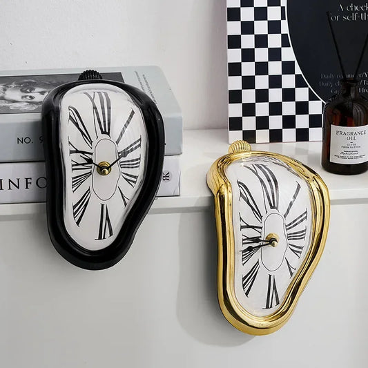 Horloges vintage déformées fondante façon montre molle de Salvador Dali, montres surréalistes