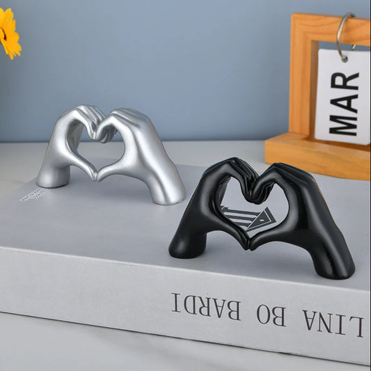 Sculpture rétro vintage de main en formes de cœur, symbolique de l'amour, déco pour étagère.
