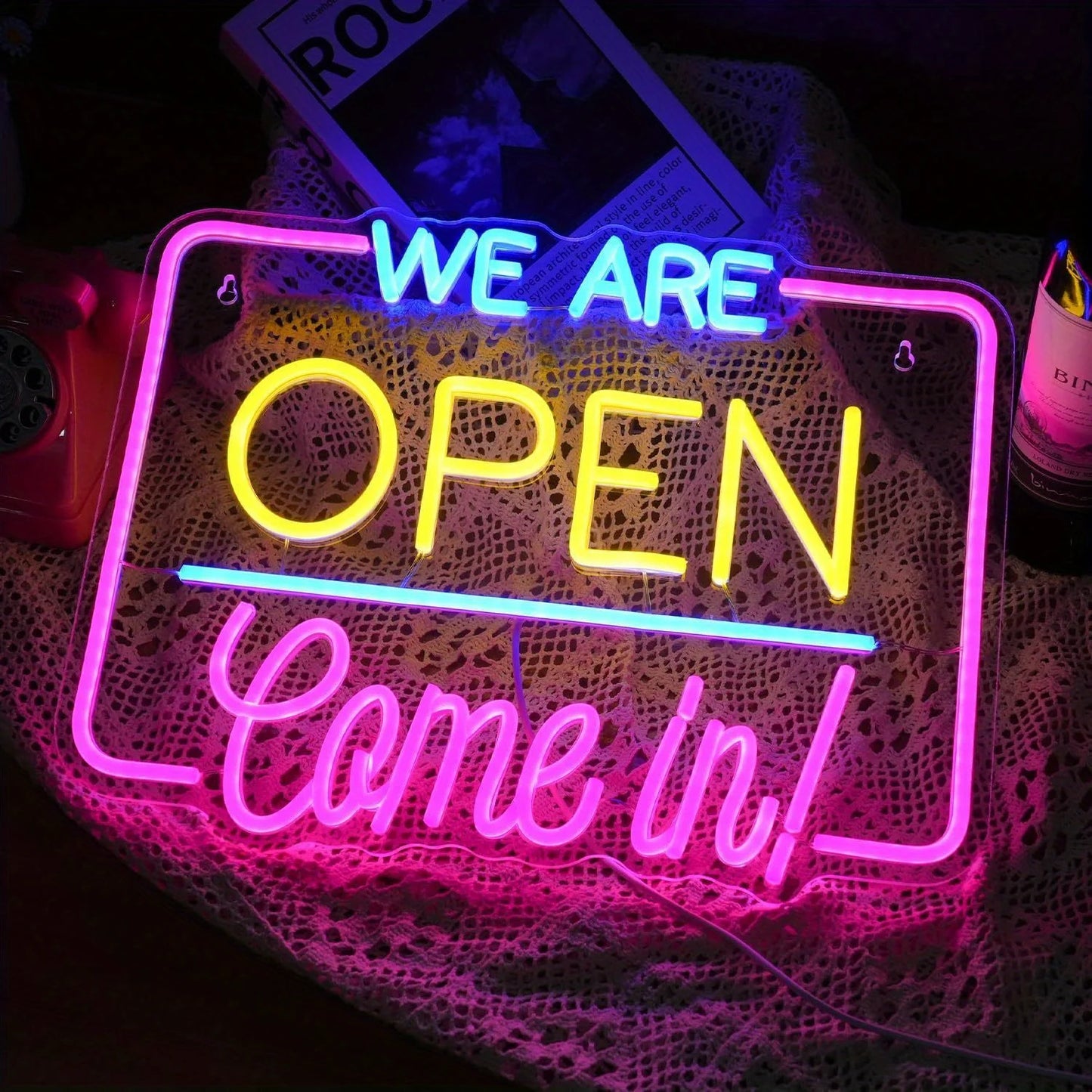 Enseignes rétro vintage néon avec lumière LED brillante, panneau publicitaire à haute visibilité..