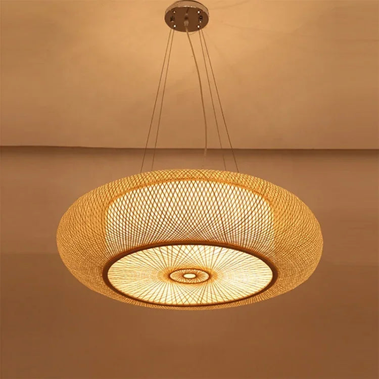 Lustre pendant en bambou sur fond brun.