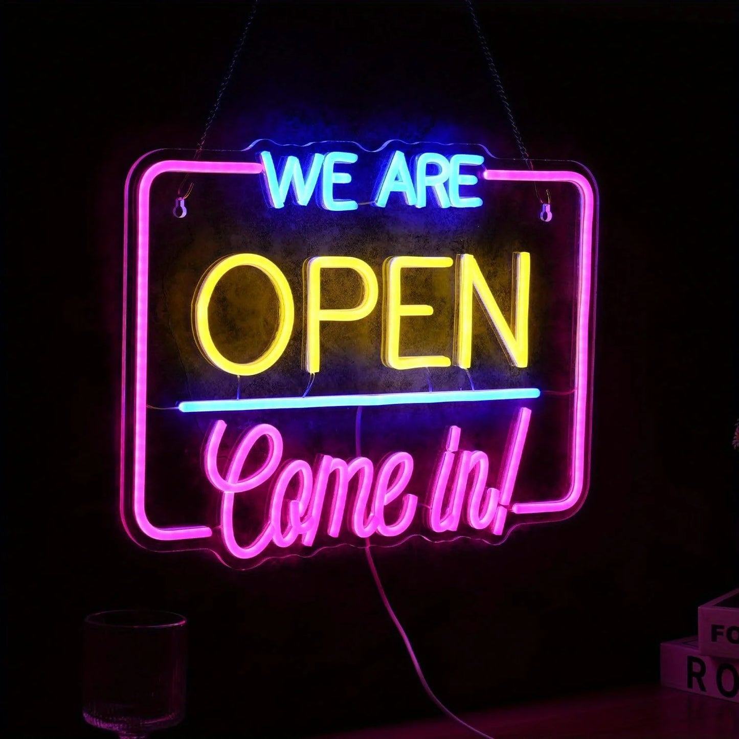 Enseignes rétro vintage néon avec lumière LED brillante, panneau publicitaire à haute visibilité..