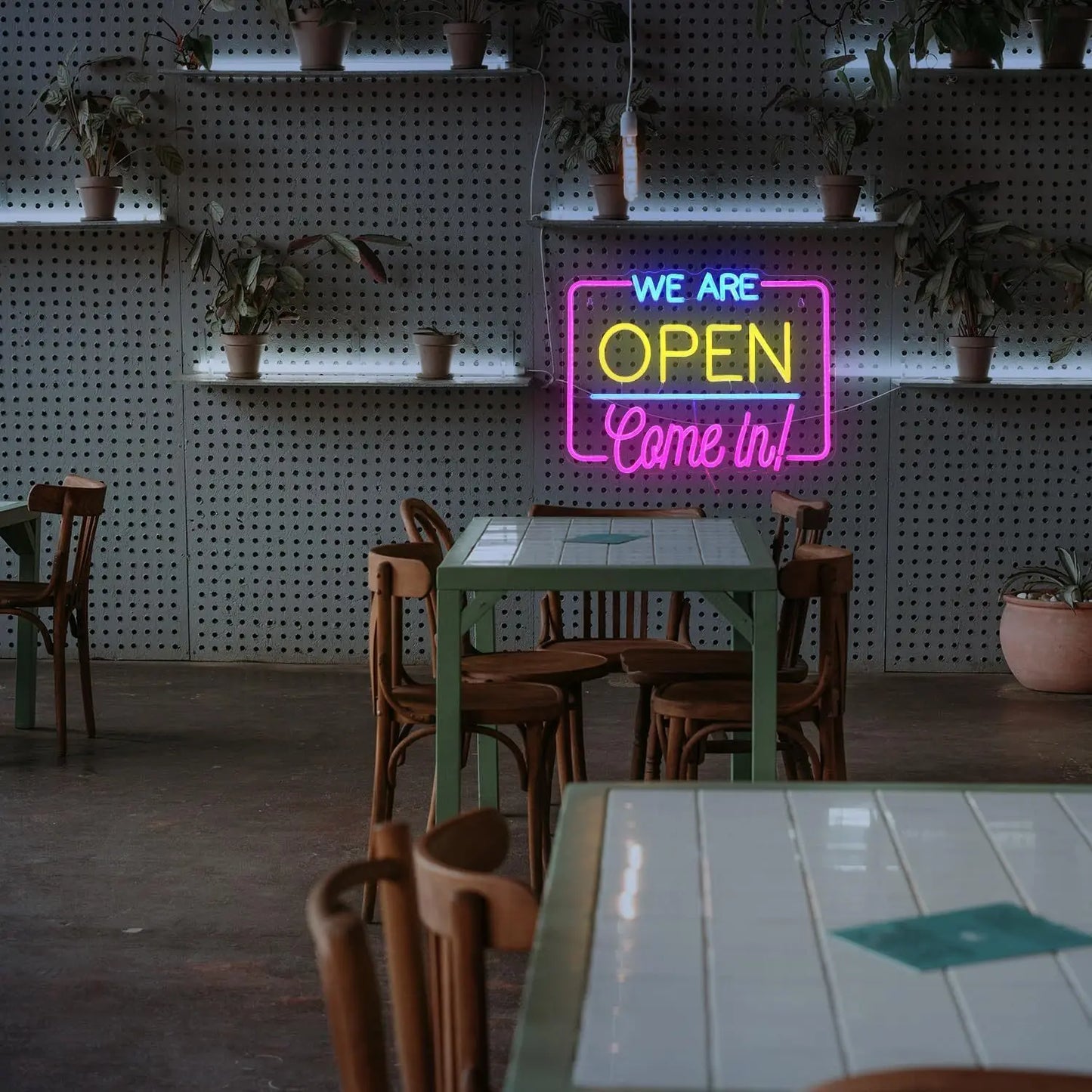Enseignes rétro vintage néon avec lumière LED brillante, panneau publicitaire à haute visibilité..